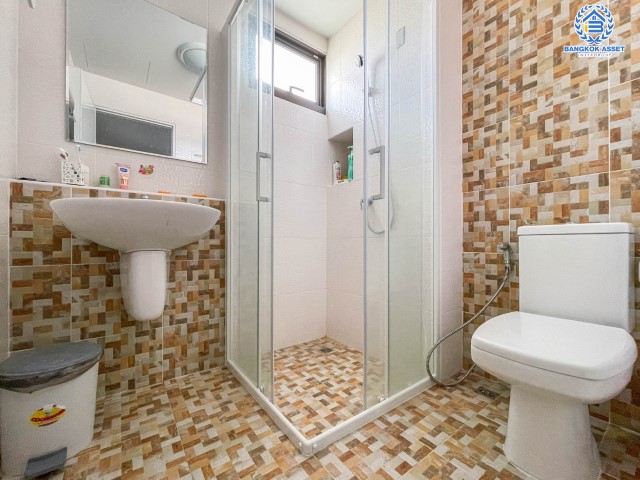 *****บ้านเดี่ยวมือสองย่านกรุงเทพฯ ม.ดิโอโซน เพชรเกษม หลังมุม เนื้อที่กว้างขวางเกือบ 32 ตร.ว.  ฟังก์ชัน 5 ห้องนอน 3 ห้องน้ำ ที่จอดรถ 2 คัน ฟรี! เครื่องปรับอากาศ 4 เครื่อง! โครงการตั้งบนทำเลแห่งการเดินทาง ใกล้รถไฟฟ้าสายสีน้ำเงิน "สถานีหลักสอง"